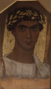 Un jeune homme avec une couronne d